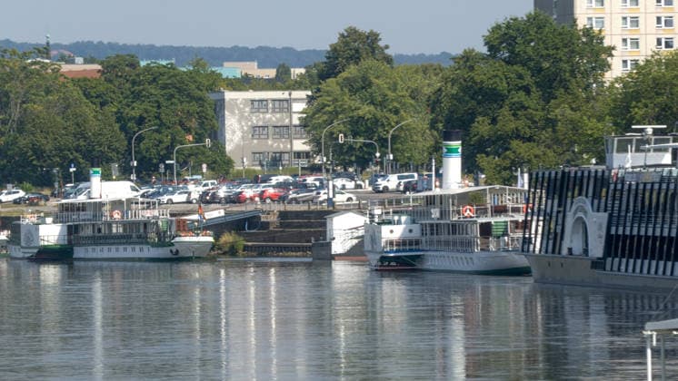 Die Pegel sinken weiter. Anhaltende Trockenheit verschärft das Niedrigwasser an den deutschen Flüssen weiter. Betroffen ist auch die Elbe bei Dresden. In Dresden zeigte die Pegelanzeige am Dienstagnachmittag nur noch 40 cm an. Die Dampfschifffahrt steht fast komplett still und sitzt auf dem Trockenen. Einheimische gehen mitten in der Elbe, auf kleinen Inseln, baden. Dort, wo eigentlich die Elbe entlang fließt, ist mittlerweile viel Wildwuchs entstanden. Und auch aus Tschechien kommt kaum Wasser nach. Die Situation wird mit Tag zu Tag immer dramatischer. Dresden Sachsen Deutschland