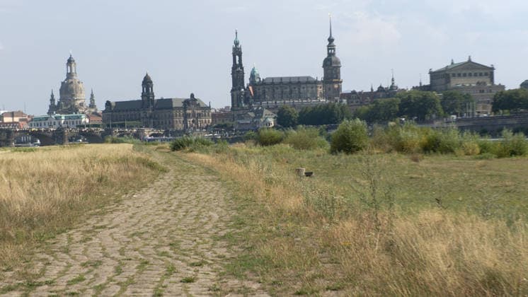 Die Pegel sinken weiter. Anhaltende Trockenheit verschärft das Niedrigwasser an den deutschen Flüssen weiter. Betroffen ist auch die Elbe bei Dresden. In Dresden zeigte die Pegelanzeige am Dienstagnachmittag nur noch 40 cm an. Die Dampfschifffahrt steht fast komplett still und sitzt auf dem Trockenen. Einheimische gehen mitten in der Elbe, auf kleinen Inseln, baden. Dort, wo eigentlich die Elbe entlang fließt, ist mittlerweile viel Wildwuchs entstanden. Und auch aus Tschechien kommt kaum Wasser nach. Die Situation wird mit Tag zu Tag immer dramatischer. Dresden Sachsen Deutschland