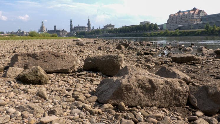 Die Pegel sinken weiter. Anhaltende Trockenheit verschärft das Niedrigwasser an den deutschen Flüssen weiter. Betroffen ist auch die Elbe bei Dresden. In Dresden zeigte die Pegelanzeige am Dienstagnachmittag nur noch 40 cm an. Die Dampfschifffahrt steht fast komplett still und sitzt auf dem Trockenen. Einheimische gehen mitten in der Elbe, auf kleinen Inseln, baden. Dort, wo eigentlich die Elbe entlang fließt, ist mittlerweile viel Wildwuchs entstanden. Und auch aus Tschechien kommt kaum Wasser nach. Die Situation wird mit Tag zu Tag immer dramatischer. Dresden Sachsen Deutschland