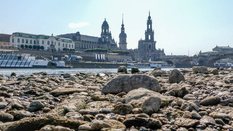 Die Pegel sinken weiter. Anhaltende Trockenheit verschärft das Niedrigwasser an den deutschen Flüssen weiter. Betroffen ist auch die Elbe bei Dresden. In Dresden zeigte die Pegelanzeige am Dienstagnachmittag nur noch 40 cm an. Die Dampfschifffahrt steht fast komplett still und sitzt auf dem Trockenen. Einheimische gehen mitten in der Elbe, auf kleinen Inseln, baden. Dort, wo eigentlich die Elbe entlang fließt, ist mittlerweile viel Wildwuchs entstanden. Und auch aus Tschechien kommt kaum Wasser nach. Die Situation wird mit Tag zu Tag immer dramatischer. Dresden Sachsen Deutschland