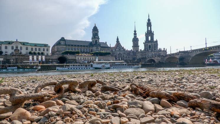 Die Pegel sinken weiter. Anhaltende Trockenheit verschärft das Niedrigwasser an den deutschen Flüssen weiter. Betroffen ist auch die Elbe bei Dresden. In Dresden zeigte die Pegelanzeige am Dienstagnachmittag nur noch 40 cm an. Die Dampfschifffahrt steht fast komplett still und sitzt auf dem Trockenen. Einheimische gehen mitten in der Elbe, auf kleinen Inseln, baden. Dort, wo eigentlich die Elbe entlang fließt, ist mittlerweile viel Wildwuchs entstanden. Und auch aus Tschechien kommt kaum Wasser nach. Die Situation wird mit Tag zu Tag immer dramatischer. Dresden Sachsen Deutschland