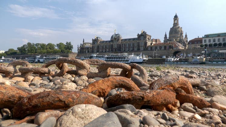 Die Pegel sinken weiter. Anhaltende Trockenheit verschärft das Niedrigwasser an den deutschen Flüssen weiter. Betroffen ist auch die Elbe bei Dresden. In Dresden zeigte die Pegelanzeige am Dienstagnachmittag nur noch 40 cm an. Die Dampfschifffahrt steht fast komplett still und sitzt auf dem Trockenen. Einheimische gehen mitten in der Elbe, auf kleinen Inseln, baden. Dort, wo eigentlich die Elbe entlang fließt, ist mittlerweile viel Wildwuchs entstanden. Und auch aus Tschechien kommt kaum Wasser nach. Die Situation wird mit Tag zu Tag immer dramatischer. Dresden Sachsen Deutschland