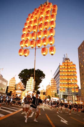 August 4, 2026, Akita, Japan: A participant balances a bamboo pole adorned with paper lanterns (kanto) on his hand during the Akita Kanto Festival in Akita City. The annual event is one of the Tohoku region s three great festivals, where street performers skillfully balance over 270 towering bamboo poles (with the largest measuring 12 meters and weighing 50 kilograms) adorned with up to 46 candle-lit paper lanterns on their hands, shoulders, and foreheads to the rhythmic chant of dokkoisho. The festival runs from August 3 to 6. Akita Japan  - ZUMAm191 20260804_aap_m191_018 Copyright: xRodrigoxReyesxMarinx
