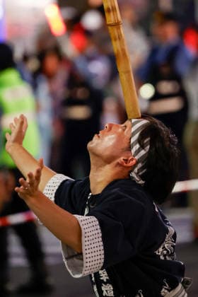 August 4, 2026, Akita, Japan: A participant balances a bamboo pole adorned with paper lanterns (kanto) on his forehead during the Akita Kanto Festival in Akita City. The annual event is one of the Tohoku region s three great festivals, where street performers skillfully balance over 270 towering bamboo poles (with the largest measuring 12 meters and weighing 50 kilograms) adorned with up to 46 candle-lit paper lanterns on their hands, shoulders, and foreheads to the rhythmic chant of dokkoisho. The festival runs from August 3 to 6. Akita Japan - ZUMAm191 20260804_aap_m191_015 Copyright: xRodrigoxReyesxMarinx