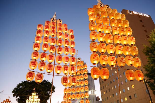 August 4, 2026, Akita, Japan: Bamboo poles adorned with paper lanterns (kanto) are seen during the Akita Kanto Festival in Akita City. The annual event is one of the Tohoku region s three great festivals, where street performers skillfully balance over 270 towering bamboo poles (with the largest measuring 12 meters and weighing 50 kilograms) adorned with up to 46 candle-lit paper lanterns on their hands, shoulders, and foreheads to the rhythmic chant of dokkoisho. The festival runs from August 3 to 6. Akita Japan - ZUMAm191 20260804_aap_m191_021 Copyright: xRodrigoxReyesxMarinx