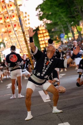 August 4, 2026, Akita, Japan: A participant balances a bamboo pole adorned with paper lanterns (kanto) on his hip during the Akita Kanto Festival in Akita City. The annual event is one of the Tohoku region s three great festivals, where street performers skillfully balance over 270 towering bamboo poles (with the largest measuring 12 meters and weighing 50 kilograms) adorned with up to 46 candle-lit paper lanterns on their hands, shoulders, and foreheads to the rhythmic chant of dokkoisho. The festival runs from August 3 to 6. Akita Japan - ZUMAm191 20260804_aap_m191_023 Copyright: xRodrigoxReyesxMarinx