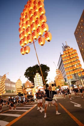 August 4, 2026, Akita, Japan: A participant balances a bamboo pole adorned with paper lanterns (kanto) on his hand during the Akita Kanto Festival in Akita City. The annual event is one of the Tohoku region s three great festivals, where street performers skillfully balance over 270 towering bamboo poles (with the largest measuring 12 meters and weighing 50 kilograms) adorned with up to 46 candle-lit paper lanterns on their hands, shoulders, and foreheads to the rhythmic chant of dokkoisho. The festival runs from August 3 to 6. Akita Japan - ZUMAm191 20260804_aap_m191_032 Copyright: xRodrigoxReyesxMarinx
