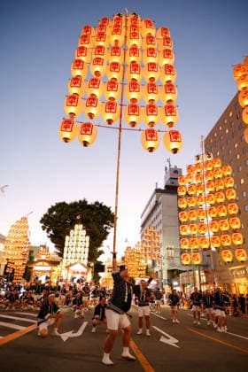 August 4, 2026, Akita, Japan: A participant balances a bamboo pole adorned with paper lanterns (kanto) on his hand during the Akita Kanto Festival in Akita City. The annual event is one of the Tohoku region s three great festivals, where street performers skillfully balance over 270 towering bamboo poles (with the largest measuring 12 meters and weighing 50 kilograms) adorned with up to 46 candle-lit paper lanterns on their hands, shoulders, and foreheads to the rhythmic chant of dokkoisho. The festival runs from August 3 to 6. Akita Japan - ZUMAm191 20260804_aap_m191_038 Copyright: xRodrigoxReyesxMarinx