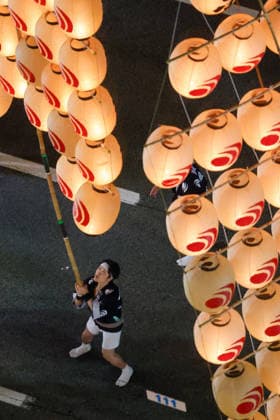 August 4, 2026, Akita, Japan: A participant balances a bamboo pole adorned with paper lanterns (kanto) on his hands during the Akita Kanto Festival in Akita City. The annual event is one of the Tohoku region s three great festivals, where street performers skillfully balance over 270 towering bamboo poles (with the largest measuring 12 meters and weighing 50 kilograms) adorned with up to 46 candle-lit paper lanterns on their hands, shoulders, and foreheads to the rhythmic chant of dokkoisho. The festival runs from August 3 to 6. Akita Japan - ZUMAm191 20260804_aap_m191_040 Copyright: xRodrigoxReyesxMarinx
