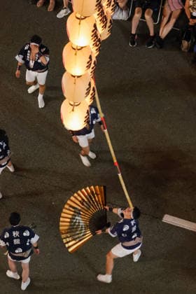 August 4, 2026, Akita, Japan: A participant balances a bamboo pole adorned with paper lanterns (kanto) on his forehead during the Akita Kanto Festival in Akita City. The annual event is one of the Tohoku region s three great festivals, where street performers skillfully balance over 270 towering bamboo poles (with the largest measuring 12 meters and weighing 50 kilograms) adorned with up to 46 candle-lit paper lanterns on their hands, shoulders, and foreheads to the rhythmic chant of dokkoisho. The festival runs from August 3 to 6. Akita Japan - ZUMAm191 20260804_aap_m191_052 Copyright: xRodrigoxReyesxMarinx