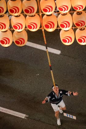 August 4, 2026, Akita, Japan: A participant balances a bamboo pole adorned with paper lanterns (kanto) on his forehead during the Akita Kanto Festival in Akita City. The annual event is one of the Tohoku region s three great festivals, where street performers skillfully balance over 270 towering bamboo poles (with the largest measuring 12 meters and weighing 50 kilograms) adorned with up to 46 candle-lit paper lanterns on their hands, shoulders, and foreheads to the rhythmic chant of dokkoisho. The festival runs from August 3 to 6. Akita Japan - ZUMAm191 20260804_aap_m191_065 Copyright: xRodrigoxReyesxMarinx