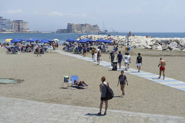 The fourth wave of the African heatwave in Naples NAPLES, ITALY - AUGUST 4: People sunbath and swim during the African heatwave in Naples on August 4, 2026. The fourth wave of the African heatwave is currently underway, with temperatures reaching 40 degrees and 25 Italian cities on red alert, including Naples. Eliano Imperato Anadolu Naples Italy. Editorial use only. Please get in touch for any other usage.  Copyright: x2026xAnadoluxElianoxImperatox