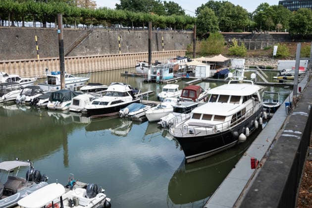 Historisches Niedrigwasser im Rhein, die Wasserschutzpolizei Duesseldorf meldet mit 23cm den niedrigsten in Duesseldorf gemessenen Rheinpegel, Blick in den Medienhafen, die Motorboote und Yachten liegen tief im Hafenbecken, die Spundwaende ragen weit heraus, Duesseldorf, 04.08.2026