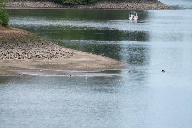 Historisches Niedrigwasser im Rhein, die Wasserschutzpolizei Duesseldorf meldet mit 23cm den niedrigsten in Duesseldorf gemessenen Rheinpegel, Der niedrige Wasserstand hat eine Landzunge sichtbar werden lassen, Duesseldorf, 04.08.2026