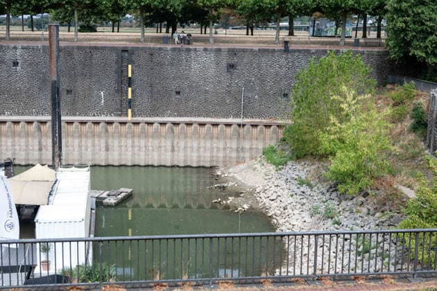 Historisches Niedrigwasser im Rhein, die Wasserschutzpolizei Duesseldorf meldet mit 23cm den niedrigsten in Duesseldorf gemessenen Rheinpegel, Blick in den Medienhafen, die Spundwaende ragen weit heraus, Duesseldorf, 04.08.2026