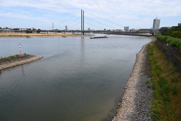 Historisches Niedrigwasser im Rhein, die Wasserschutzpolizei Duesseldorf meldet mit 23cm den niedrigsten in Duesseldorf gemessenen Rheinpegel, Blick in Richtung Altstadt, im Hintergrund die Rheinkniebruecke, vorne die Einfahrt zu den Hafenbecken, Duesseldorf, 04.08.2026