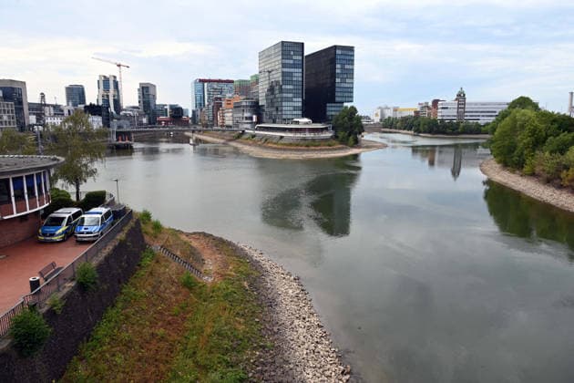 Historisches Niedrigwasser im Rhein, die Wasserschutzpolizei Duesseldorf meldet mit 23cm den niedrigsten in Duesseldorf gemessenen Rheinpegel, Blick in die Einfahrt in die Hafenbecken, links die Wache der Wasserschutzpolizei, im Hintergrund das Hotel Hyatt Regency, Duesseldorf, 04.08.2026