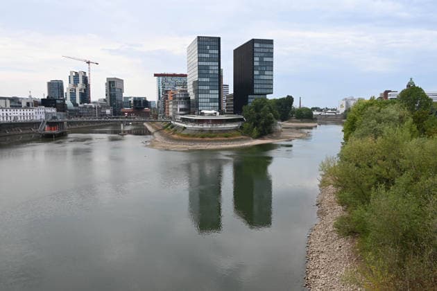 Historisches Niedrigwasser im Rhein, die Wasserschutzpolizei Duesseldorf meldet mit 23cm den niedrigsten in Duesseldorf gemessenen Rheinpegel, Blick in die Einfahrt in die Hafenbecken, im Hintergrund das Hotel Hyatt Regency, Duesseldorf, 04.08.2026