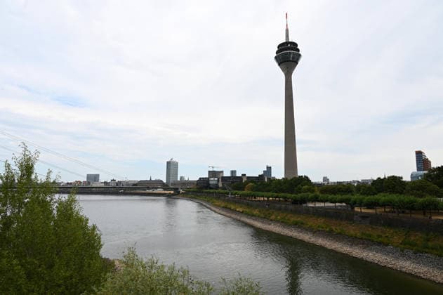 Historisches Niedrigwasser im Rhein, die Wasserschutzpolizei Duesseldorf meldet mit 23cm den niedrigsten in Duesseldorf gemessenen Rheinpegel, Blick in Richtung Altstadt, im Hintergrund der Rheinturm, Duesseldorf, 04.08.2026
