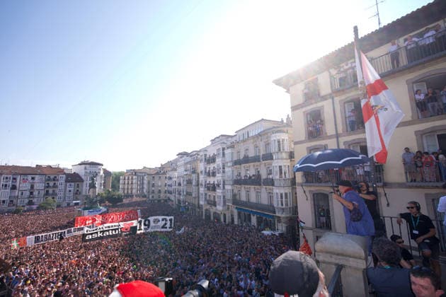 Start of the 2026 La Blanca Festival in Vitoria The descent of the Celedón during the start of the 2026 La Blanca Festival, on August 4, 2026, in Vitoria-Gasteiz, Álava, Basque Country, Spain. The festivities in Vitoria in honor of the Virgen Blanca begin today, August 4, with the descent of the Celedón and the traditional chupinazo, and continue through August 9. Tomorrow is the highlight of the festivities, when the floral offering and the Aurresku in honor of the Virgen Blanca will be performed by the Blusas and Neskas dance groups. In addition, there will be parades of giants and big-heads, concerts by the municipal band, and other activities, such as the release of heifers or the Alava-style bolo championship. AUGUST 4, 2026 CEL  Copyright: xInakixBerasalucex 7701790