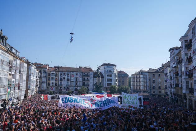 Start of the 2026 La Blanca Festival in Vitoria The descent of the Celedón during the start of the 2026 La Blanca Festival, on August 4, 2026, in Vitoria-Gasteiz, Álava, Basque Country, Spain. The festivities in Vitoria in honor of the Virgen Blanca begin today, August 4, with the descent of the Celedón and the traditional chupinazo, and continue through August 9. Tomorrow is the highlight of the festivities, when the floral offering and the Aurresku in honor of the Virgen Blanca will be performed by the Blusas and Neskas dance groups. In addition, there will be parades of giants and big-heads, concerts by the municipal band, and other activities, such as the release of heifers or the Alava-style bolo championship. AUGUST 4, 2026 CEL  Copyright: xInakixBerasalucex 7701821