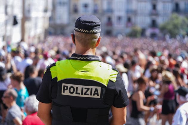 Start of the 2026 La Blanca Festival in Vitoria A police officer during the start of the 2026 La Blanca Festival, on August 4, 2026, in Vitoria-Gasteiz, Álava, Basque Country, Spain. The festivities in Vitoria in honor of the Virgin Blanca begin today, August 4, with the descent of the Celedón and the traditional chupinazo, and continue through August 9. Tomorrow is the main day of the festivities, when the floral offering and the Aurresku in honor of the Virgen Blanca are performed by the Blusas and Neskas dance groups. In addition, there will be parades of giants and big-heads, concerts by the municipal band, and other activities, such as the release of heifers or the Alava-style bolo tournament. AUGUST 4, 2026 CELEDÓN FESTIVITIES  Copyright: xInakixBerasalucex 7701848
