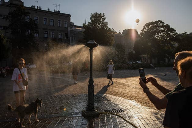 Another Heat Wave In Poland People cool down by a water sprinkler at the Podgorski Square in Krakow, Poland on August 4th, 2026. An intense heat wave is peaking in Poland with temperatures hitting up to 40Â°C and driving an extreme risk of wildfires across Europe. Krakow Poland  Copyright: xBeataxZawrzelx originalFilename: zawrzel-anotherh260804_npJGN.jpg