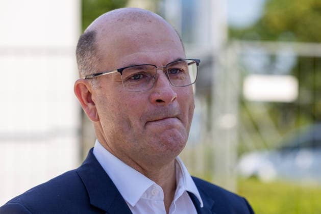 Baustart Cargo ‹Center 3 am Flughafen Nürnberg, Nürnberg, 04.08.2026 Albert Füracker, Bayerischer Staatsminister der Finanzen und für Heimat (CSU), im Porträt bei einem Termin im Freien. Der Politiker trägt eine Brille und blickt nachdenklich zur Seite. Nürnberg Flughafen Bayern Deutschland