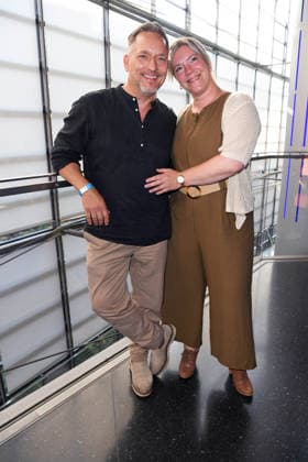 Lars Pape mit Ehefrau Esther Maria Pape bei der Premiere von SISTER ACT - DAS HIMMLISCHE MUSICAL im Bluemax Theater in Berlin am 04.08.2026
