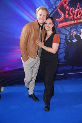 Johannes Heinrichs mit Ehefrau Nadja Jo Klapper bei der Premiere von SISTER ACT - DAS HIMMLISCHE MUSICAL im Bluemax Theater in Berlin am 04.08.2026