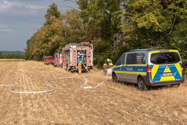 Waldbrand durch Flugzeug gemeldet 200 Quadratmeter Wald brennen bei Gernsheim Am 04.08.2026 brannte am Dienstagnachmittag ein rund 200 Quadratmeter großes Waldstück in Gernsheim-Allmendfeld. Gemeldet wurde das Feuer über die Deutsche Flugsicherung, nachdem ein Luftfahrzeug die Flammen entdeckt hatte. Eine gut sichtbare Rauchsäule machte den Brand bereits auf der Anfahrt der Einsatzkräfte schnell auffindbar. Sofort eingeleitete Löschmaßnahmen verhinderten eine weitere Ausbreitung des Feuers. Ein Polizeihubschrauber unterstützte die Einsatzkräfte mit einer Wärmebildkamera aus der Luft, die Brandursache war zunächst unklar. Gernsheim Allmendfeld Hessen Deutschland