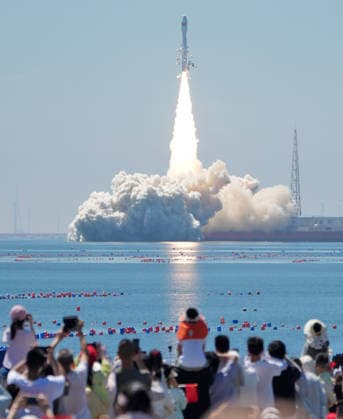 HAIYANG, CHINA - AUGUST 05: A Smart Dragon-3 carrier rocket carrying the Oriental Smart Eye hyperspectral satellites 01 and 02 lifts off from the waters on August 5, 2026 in Haiyang, Shandong Province of China. The rocket blasted off at 10:38 a.m. (Beijing Time) from the sea near the city of Haiyang. Taiyuan Satellite Launch Center conducted the offshore launch mission.  Copyright: xVCGx 111658232778