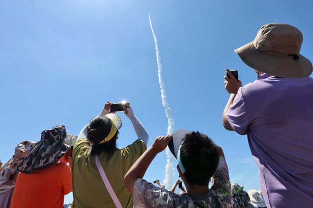 HAIYANG, CHINA - AUGUST 05: A Smart Dragon-3 carrier rocket carrying the Oriental Smart Eye hyperspectral satellites 01 and 02 lifts off from the waters on August 5, 2026 in Haiyang, Shandong Province of China. The rocket blasted off at 10:38 a.m. (Beijing Time) from the sea near the city of Haiyang. Taiyuan Satellite Launch Center conducted the offshore launch mission.  Copyright: xVCGx 111658232779