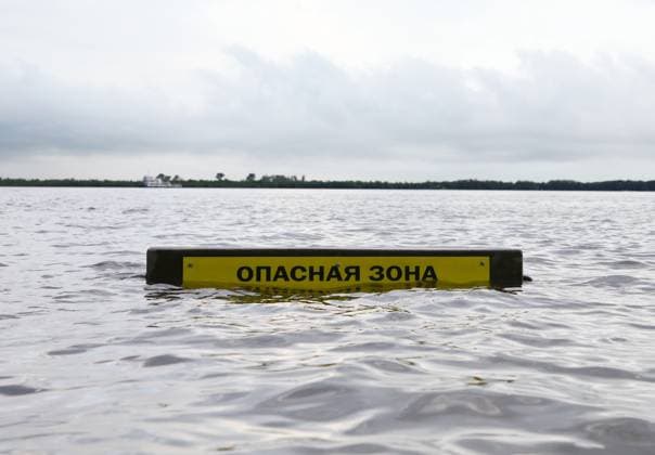 Russia Floods 9217399 05.08.2026 A view shows a warning sign on the flooded embankment of the Amur River as water levels rise in Khabarovsk, Russia. The river has risen above four metres, with the danger level set at six metres. Evgenie Pereverzev Sputnik Khabarovsk Russia  Copyright: xEvgeniexPereverzevx