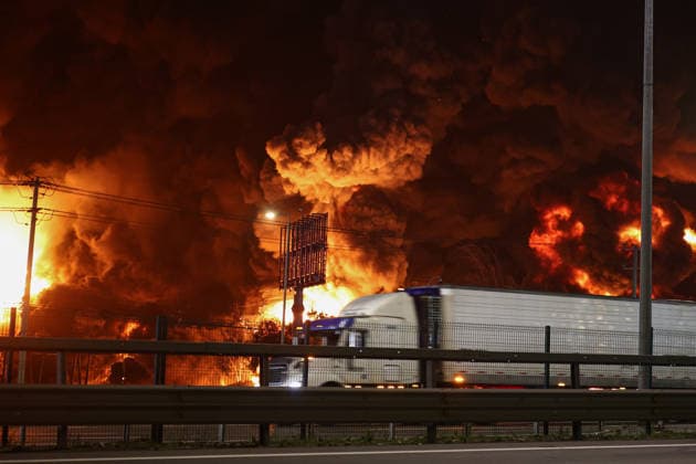 Major fire at chemical plant in Santiago SANTIAGO, CHILE - AUGUST 4: A cargo truck passes by on the road as a fire breaks out at a chemical plant in Santiago, Chile, on August 4, 2026. Authorities suspended classes throughout the district and ordered the evacuation of nearby residents due to the chemical spill, while hundreds of firefighters continued to battle the flames. Lucas Aguayo Araos Anadolu Santiago Chile. Editorial use only. Please get in touch for any other usage.  Copyright: x2026xAnadoluxLucasxAguayoxAraosx