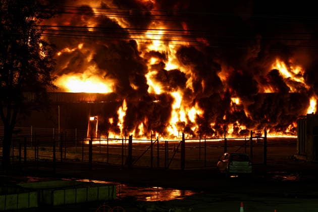 Major fire at chemical plant in Santiago SANTIAGO, CHILE - AUGUST 4: Firefighters work on a fire at a chemical plant in Santiago, Chile, on August 4, 2026. Authorities suspended classes throughout the district and ordered the evacuation of nearby residents due to a chemical spill, while hundreds of firefighters continued to battle the flames. Lucas Aguayo Araos Anadolu Santiago Chile. Editorial use only. Please get in touch for any other usage.  Copyright: x2026xAnadoluxLucasxAguayoxAraosx