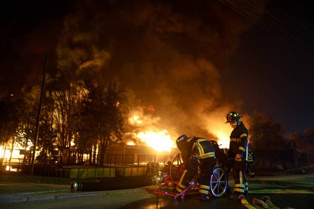 Major fire at chemical plant in Santiago SANTIAGO, CHILE - AUGUST 4: Firefighters work to extinguish a major blaze that broke out at a chemical plant as flames and smoke rise in Santiago, Chile, on August 4, 2026. Authorities suspended classes throughout the district and ordered the evacuation of nearby residents due to a chemical spill, while hundreds of firefighters continued to battle the flames. Lucas Aguayo Araos Anadolu Santiago Chile. Editorial use only. Please get in touch for any other usage.  Copyright: x2026xAnadoluxLucasxAguayoxAraosx