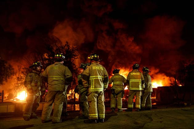 Major fire at chemical plant in Santiago SANTIAGO, CHILE - AUGUST 4: Firefighters work to extinguish a major blaze that broke out at a chemical plant as flames and smoke rise in Santiago, Chile, on August 4, 2026. Authorities suspended classes throughout the district and ordered the evacuation of nearby residents due to a chemical spill, while hundreds of firefighters continued to battle the flames. Lucas Aguayo Araos Anadolu Santiago Chile. Editorial use only. Please get in touch for any other usage.  Copyright: x2026xAnadoluxLucasxAguayoxAraosx