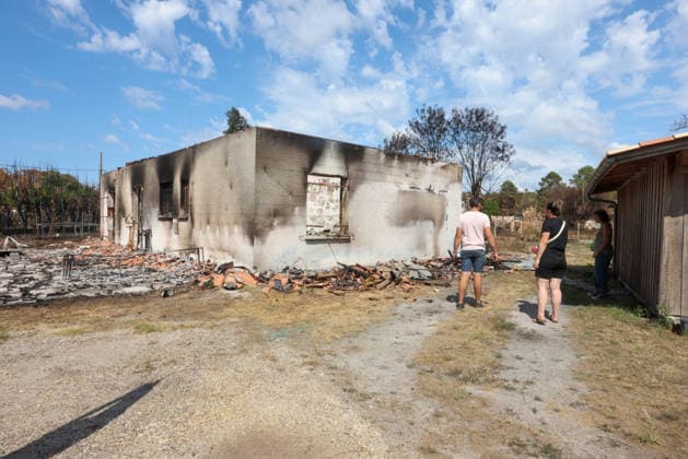Fires in Gironde: Justine Benesse and Jules Heim live in Le Porge. They discovered their home destroyed by fire on Avenue du Bassin d’Arcachon in Le Porge, Gironde, on August 4, 2026. Jean Marc LHOMER, Bestimage, Le Porge, France  Copyright: xJean-MarcxLhomerx xBestimagexJean-MarcxLhomerx xBestimagex