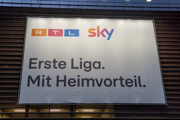 Großflächiges Werbebanner von RTL und Sky mit dem Slogan Erste Liga. Mit Heimvorteil. In Köln. Symbolbild für TV-Übertragungsrechte, Bundesliga, Sportübertragung und Fußballmedien. Copyright: xSvenxHeidmannx