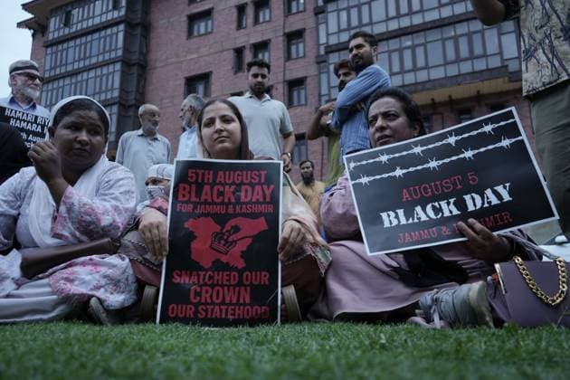 Kashmir parties protest on seventh anniversary of Article 370 revocation SRINAGAR, INDIA AUGUST 5, 2026: Supporters of regional political parties demonstrate in Srinagar, demanding the restoration of Articles 370 and 35A of the Indian Constitution. Protesters hold placards as security personnel and members of the media gather at the scene. The demonstration marks seven years since the Indian government revoked Jammu and Kashmir™s special constitutional status in 2019. The National Conference, People™s Democratic Party and Indian National Congress observed the anniversary as a Black Day, while celebrations were also held by the ruling party. Srinagar India Copyright: x xDanishxShowkatx xJNAxPressx