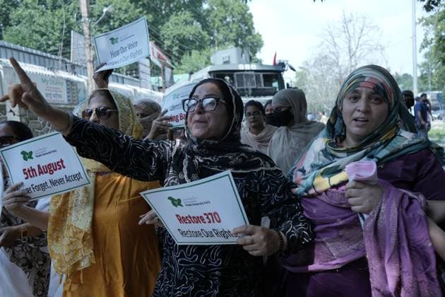 Kashmir parties protest on seventh anniversary of Article 370 revocation SRINAGAR, INDIA AUGUST 5, 2026: Supporters of regional political parties demonstrate in Srinagar, demanding the restoration of Articles 370 and 35A of the Indian Constitution. Protesters hold placards as security personnel and members of the media gather at the scene. The demonstration marks seven years since the Indian government revoked Jammu and Kashmir™s special constitutional status in 2019. The National Conference, People™s Democratic Party and Indian National Congress observed the anniversary as a Black Day, while celebrations were also held by the ruling party. Srinagar India Copyright: x xDanishxShowkatx xJNAxPressx