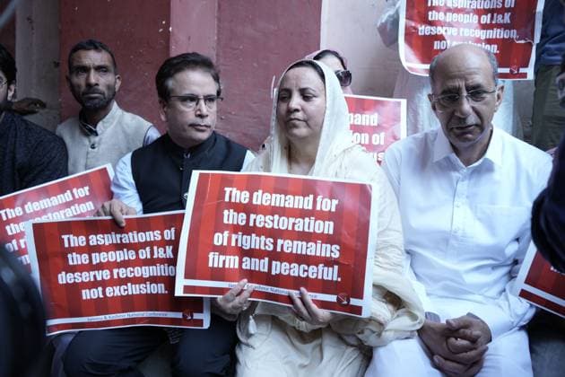 Kashmir parties protest on seventh anniversary of Article 370 revocation SRINAGAR, INDIA AUGUST 5, 2026: Supporters of regional political parties demonstrate in Srinagar, demanding the restoration of Articles 370 and 35A of the Indian Constitution. Protesters hold placards as security personnel and members of the media gather at the scene. The demonstration marks seven years since the Indian government revoked Jammu and Kashmir™s special constitutional status in 2019. The National Conference, People™s Democratic Party and Indian National Congress observed the anniversary as a Black Day, while celebrations were also held by the ruling party. Srinagar India Copyright: x xDanishxShowkatx xJNAxPressx