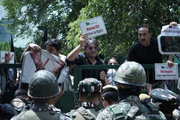 Kashmir parties protest on seventh anniversary of Article 370 revocation SRINAGAR, INDIA AUGUST 5, 2026: Supporters of regional political parties demonstrate in Srinagar, demanding the restoration of Articles 370 and 35A of the Indian Constitution. Protesters hold placards as security personnel and members of the media gather at the scene. The demonstration marks seven years since the Indian government revoked Jammu and Kashmir™s special constitutional status in 2019. The National Conference, People™s Democratic Party and Indian National Congress observed the anniversary as a Black Day, while celebrations were also held by the ruling party. Srinagar India Copyright: x xDanishxShowkatx xJNAxPressx