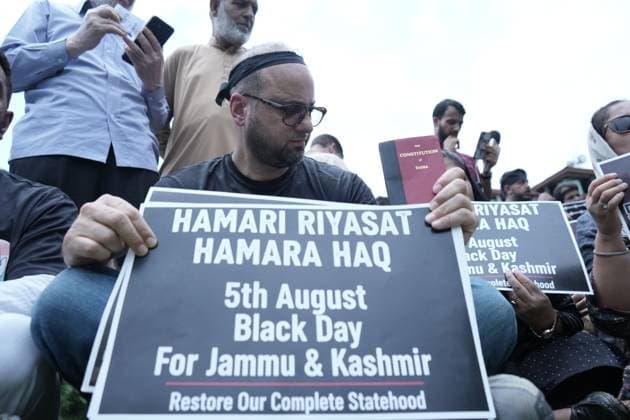 Kashmir parties protest on seventh anniversary of Article 370 revocation SRINAGAR, INDIA AUGUST 5, 2026: Supporters of regional political parties demonstrate in Srinagar, demanding the restoration of Articles 370 and 35A of the Indian Constitution. Protesters hold placards as security personnel and members of the media gather at the scene. The demonstration marks seven years since the Indian government revoked Jammu and Kashmir™s special constitutional status in 2019. The National Conference, People™s Democratic Party and Indian National Congress observed the anniversary as a Black Day, while celebrations were also held by the ruling party. Srinagar India Copyright: x xDanishxShowkatx xJNAxPressx