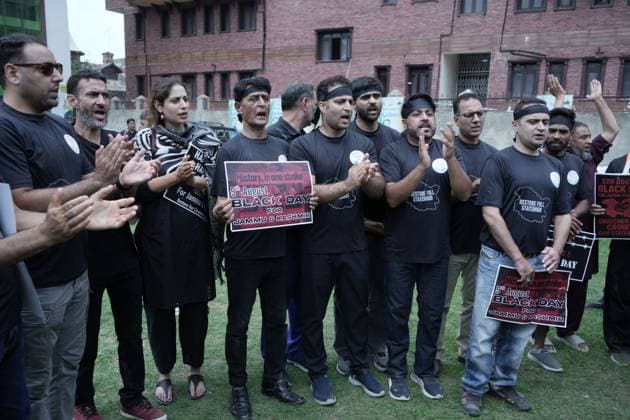 Kashmir parties protest on seventh anniversary of Article 370 revocation SRINAGAR, INDIA AUGUST 5, 2026: Supporters of regional political parties demonstrate in Srinagar, demanding the restoration of Articles 370 and 35A of the Indian Constitution. Protesters hold placards as security personnel and members of the media gather at the scene. The demonstration marks seven years since the Indian government revoked Jammu and Kashmir™s special constitutional status in 2019. The National Conference, People™s Democratic Party and Indian National Congress observed the anniversary as a Black Day, while celebrations were also held by the ruling party. Srinagar India Copyright: x xDanishxShowkatx xJNAxPressx