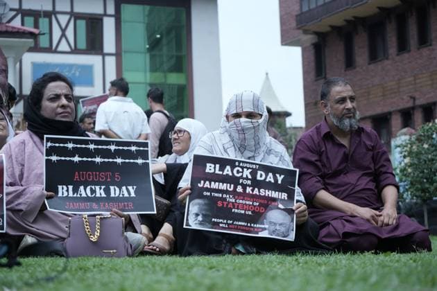 Kashmir parties protest on seventh anniversary of Article 370 revocation SRINAGAR, INDIA AUGUST 5, 2026: Supporters of regional political parties demonstrate in Srinagar, demanding the restoration of Articles 370 and 35A of the Indian Constitution. Protesters hold placards as security personnel and members of the media gather at the scene. The demonstration marks seven years since the Indian government revoked Jammu and Kashmir™s special constitutional status in 2019. The National Conference, People™s Democratic Party and Indian National Congress observed the anniversary as a Black Day, while celebrations were also held by the ruling party. Srinagar India Copyright: x xDanishxShowkatx xJNAxPressx
