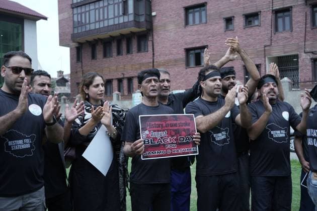 Kashmir parties protest on seventh anniversary of Article 370 revocation SRINAGAR, INDIA AUGUST 5, 2026: Supporters of regional political parties demonstrate in Srinagar, demanding the restoration of Articles 370 and 35A of the Indian Constitution. Protesters hold placards as security personnel and members of the media gather at the scene. The demonstration marks seven years since the Indian government revoked Jammu and Kashmir™s special constitutional status in 2019. The National Conference, People™s Democratic Party and Indian National Congress observed the anniversary as a Black Day, while celebrations were also held by the ruling party. Srinagar India Copyright: x xDanishxShowkatx xJNAxPressx