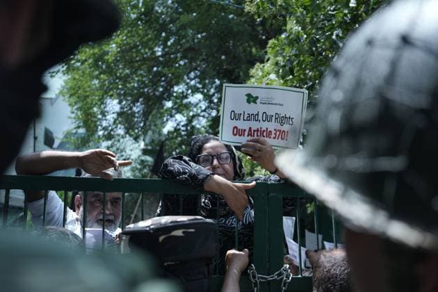 Kashmir parties protest on seventh anniversary of Article 370 revocation SRINAGAR, INDIA AUGUST 5, 2026: Supporters of regional political parties demonstrate in Srinagar, demanding the restoration of Articles 370 and 35A of the Indian Constitution. Protesters hold placards as security personnel and members of the media gather at the scene. The demonstration marks seven years since the Indian government revoked Jammu and Kashmir™s special constitutional status in 2019. The National Conference, People™s Democratic Party and Indian National Congress observed the anniversary as a Black Day, while celebrations were also held by the ruling party. Srinagar India Copyright: x xDanishxShowkatx xJNAxPressx