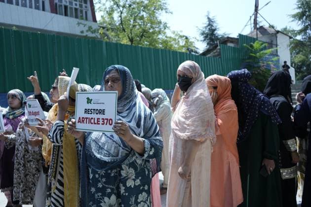 Kashmir parties protest on seventh anniversary of Article 370 revocation SRINAGAR, INDIA AUGUST 5, 2026: Supporters of regional political parties demonstrate in Srinagar, demanding the restoration of Articles 370 and 35A of the Indian Constitution. Protesters hold placards as security personnel and members of the media gather at the scene. The demonstration marks seven years since the Indian government revoked Jammu and Kashmir™s special constitutional status in 2019. The National Conference, People™s Democratic Party and Indian National Congress observed the anniversary as a Black Day, while celebrations were also held by the ruling party. Srinagar India Copyright: x xDanishxShowkatx xJNAxPressx